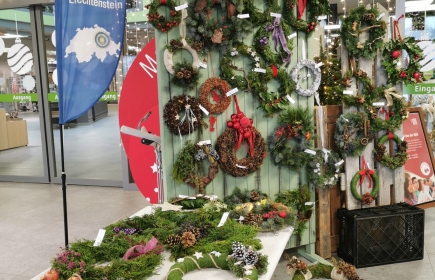 Türkränze binden und verkaufen zugunsten des Frauenhauses